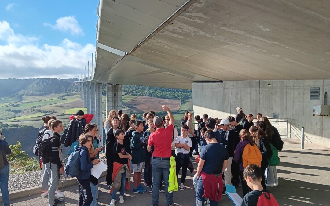 Les élèves de 4èmes sous le Viaduc!